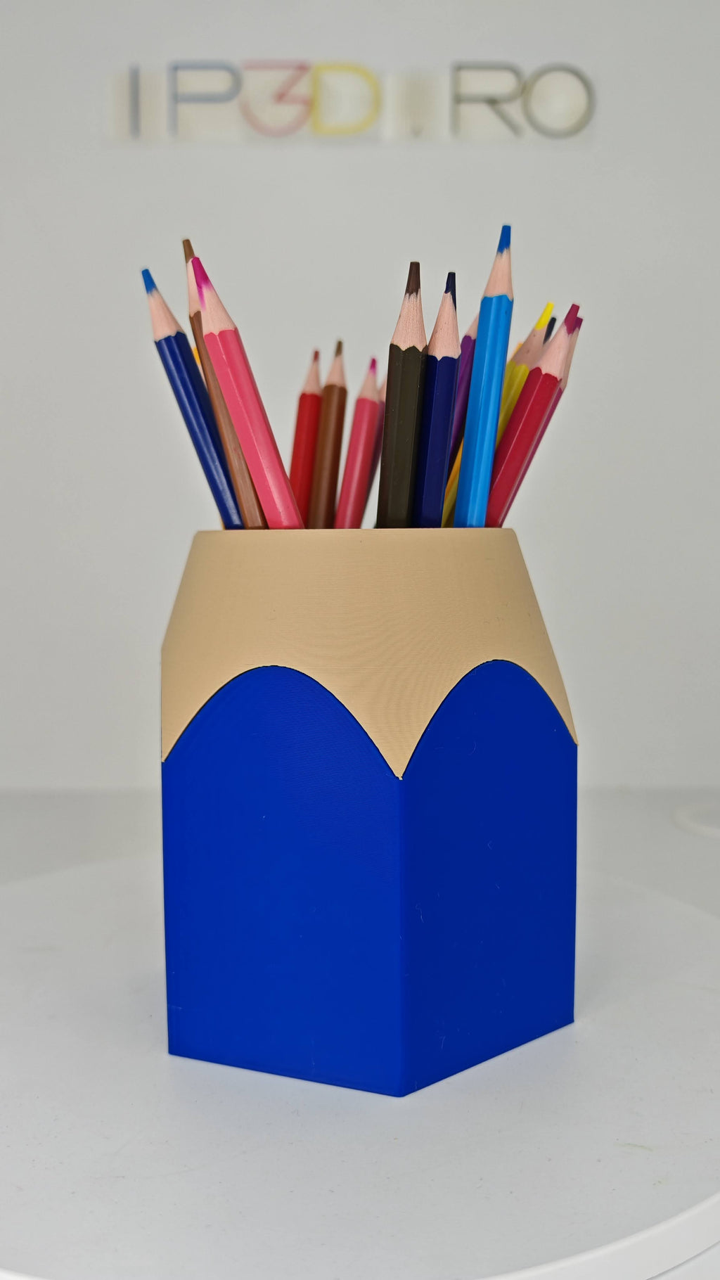 Suport birou „Creion Gigant” – organizator jucăuș pentru creioane, pixuri și markere