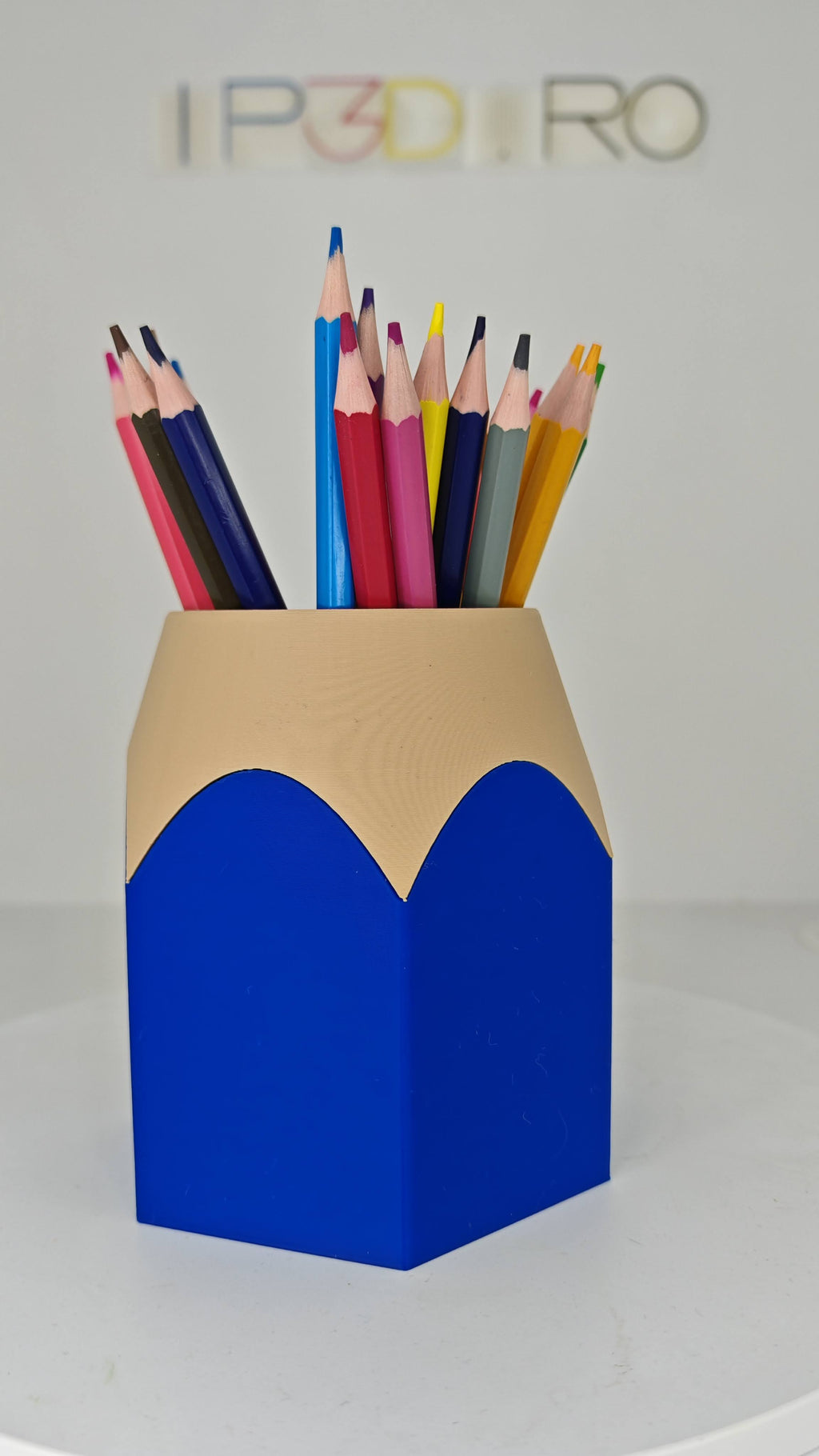 Suport birou „Creion Gigant” – organizator jucăuș pentru creioane, pixuri și markere