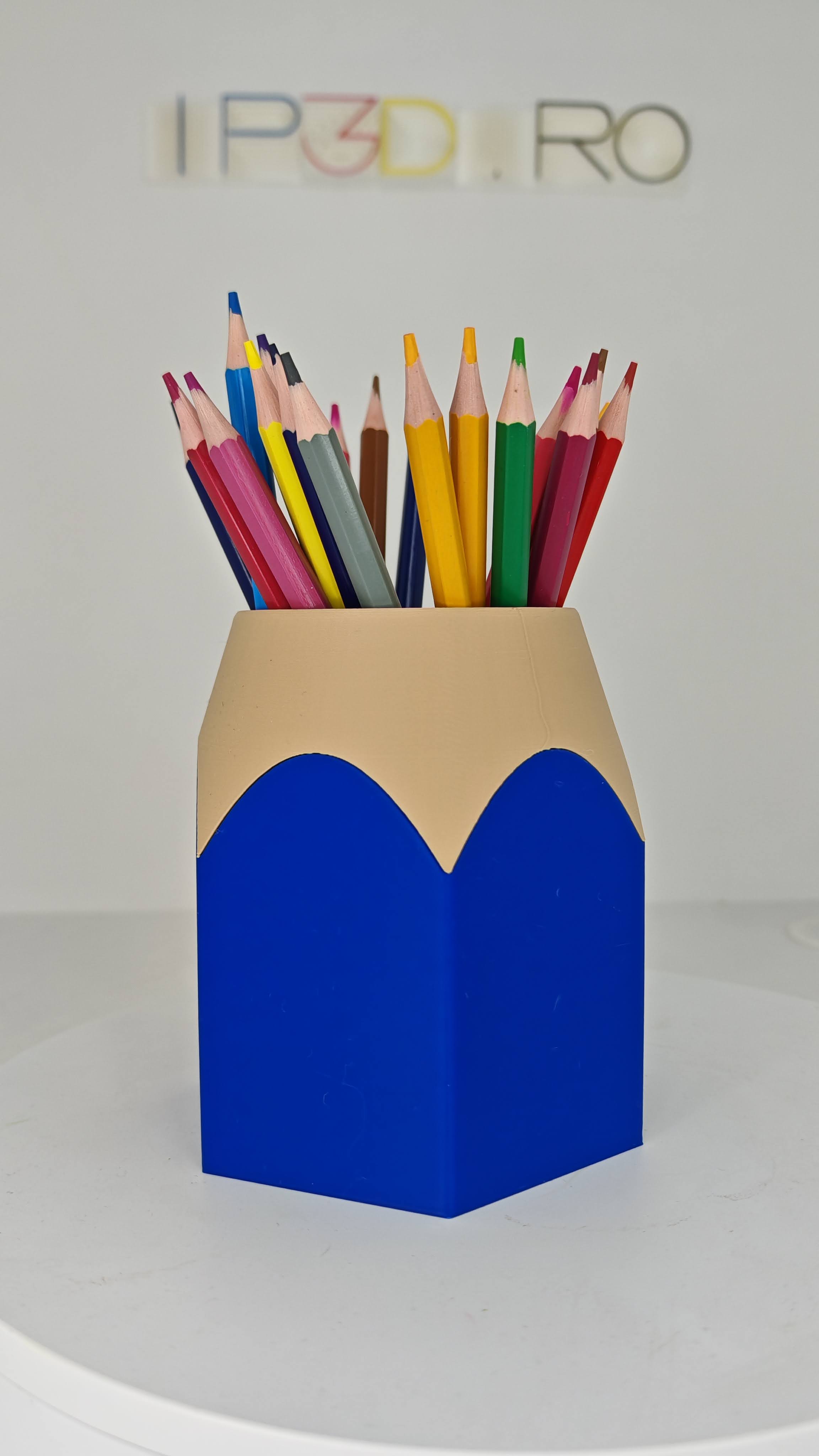 Suport birou „Creion Gigant” – organizator jucăuș pentru creioane, pixuri și markere