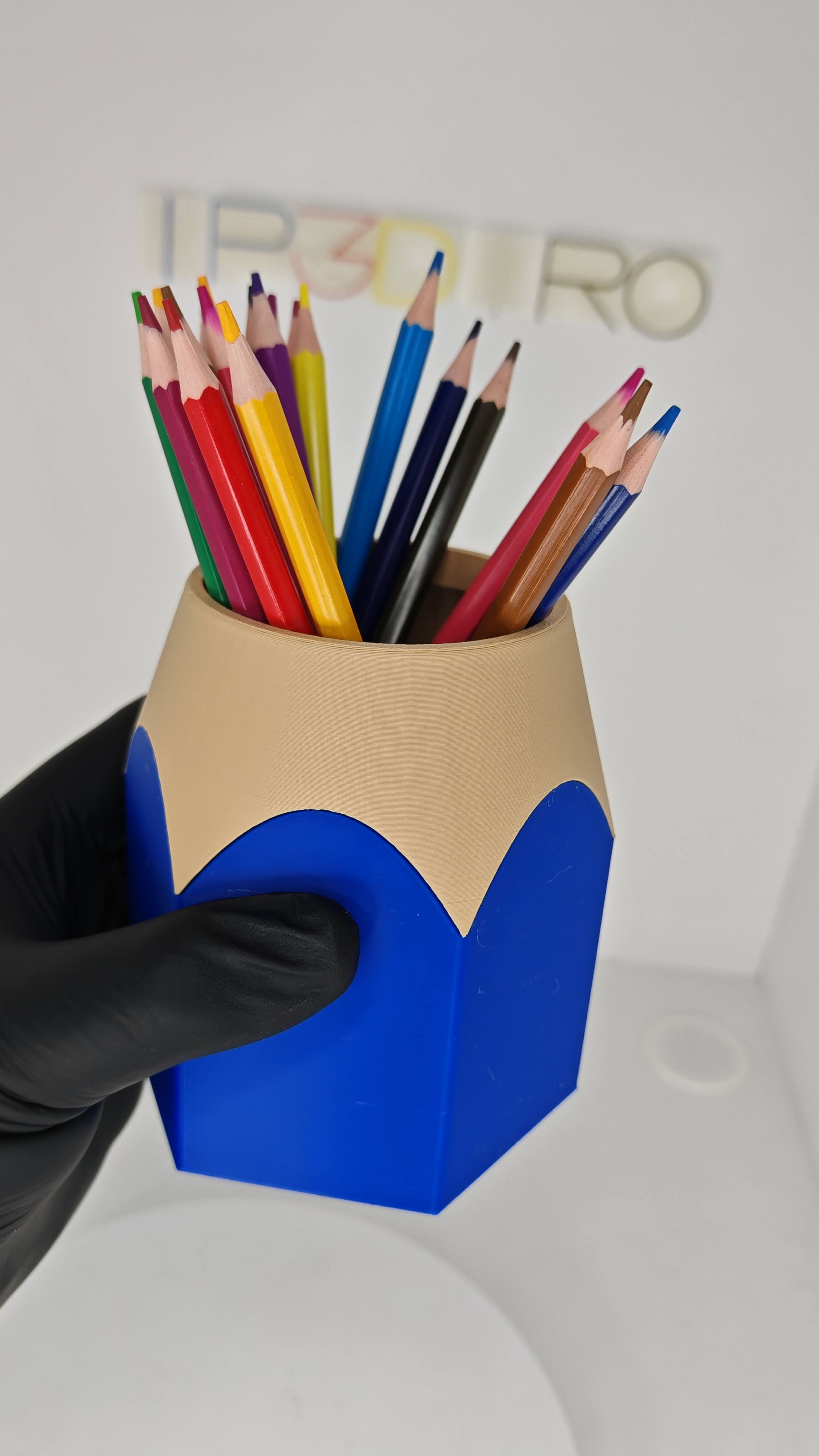 Suport birou „Creion Gigant” – organizator jucăuș pentru creioane, pixuri și markere