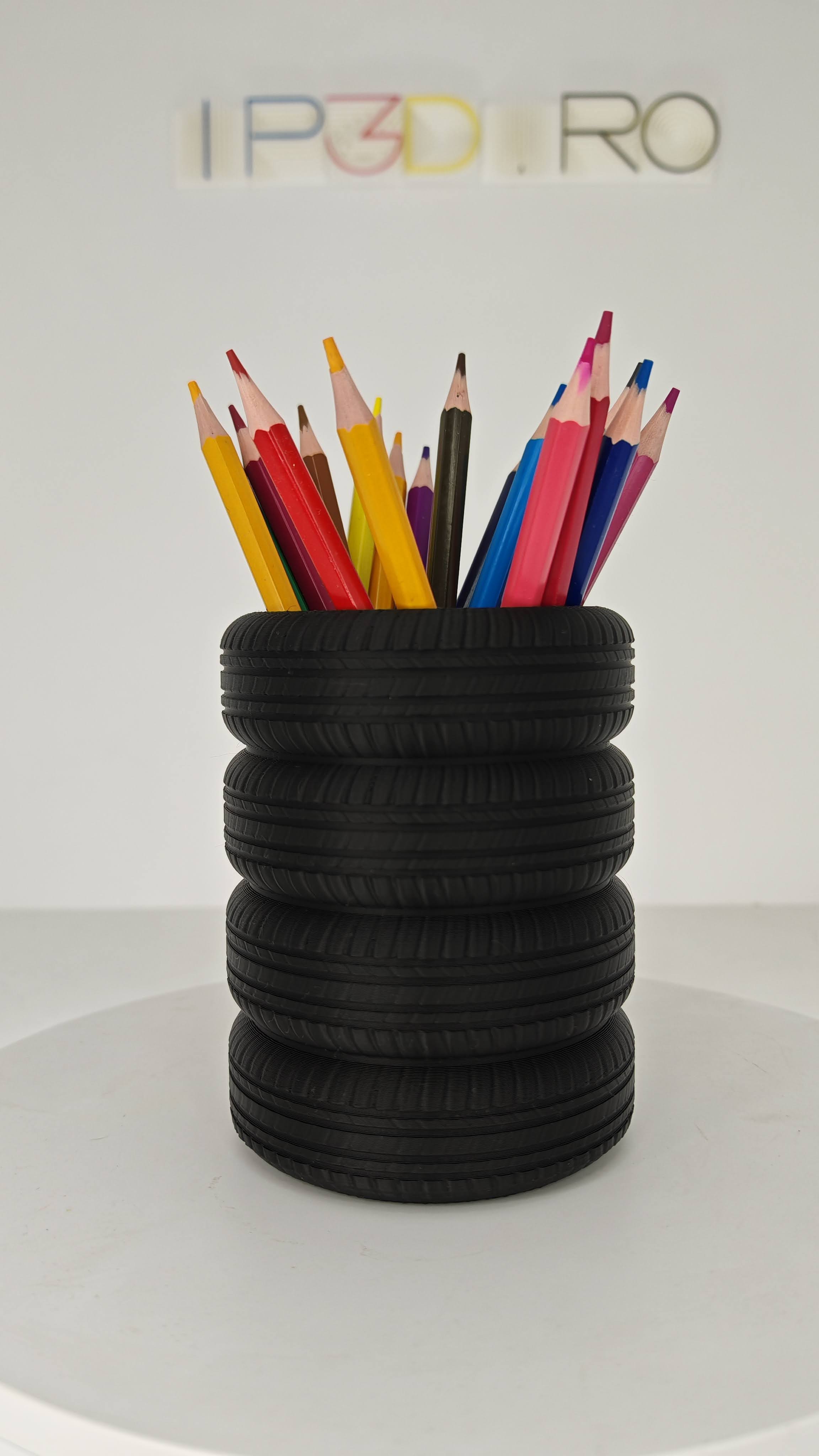 Suport „Anvelopă de Curse” – Organizator de birou pentru pasionaţi auto