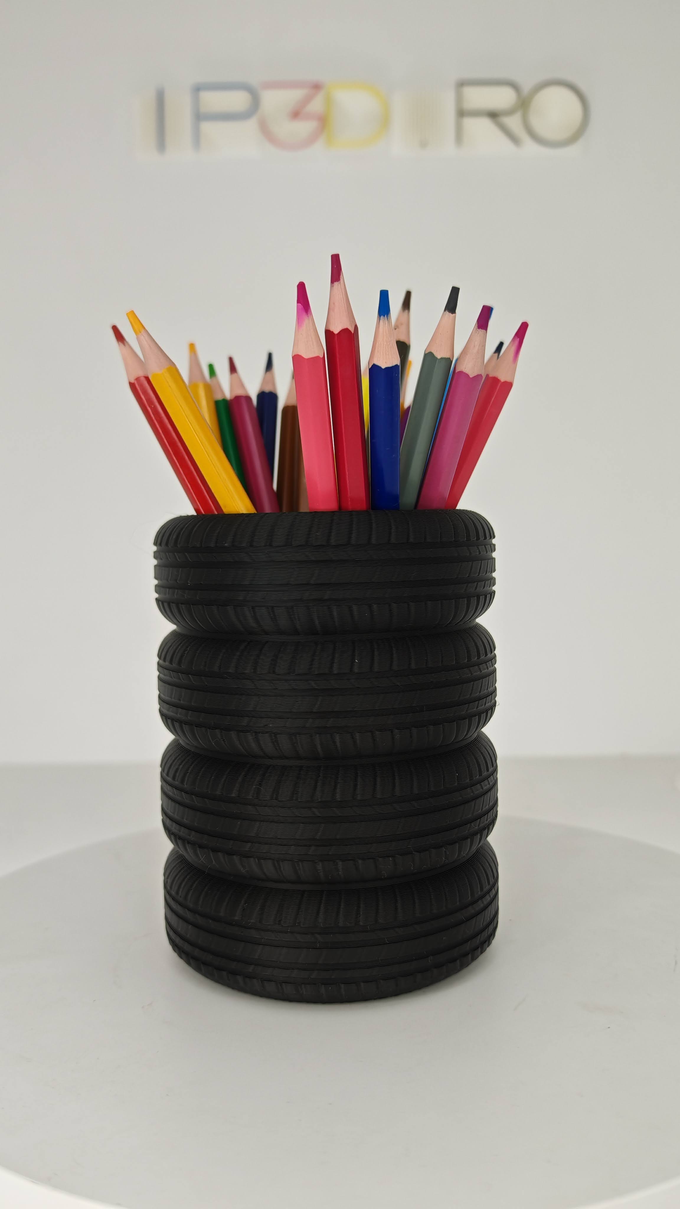 Suport „Anvelopă de Curse” – Organizator de birou pentru pasionaţi auto