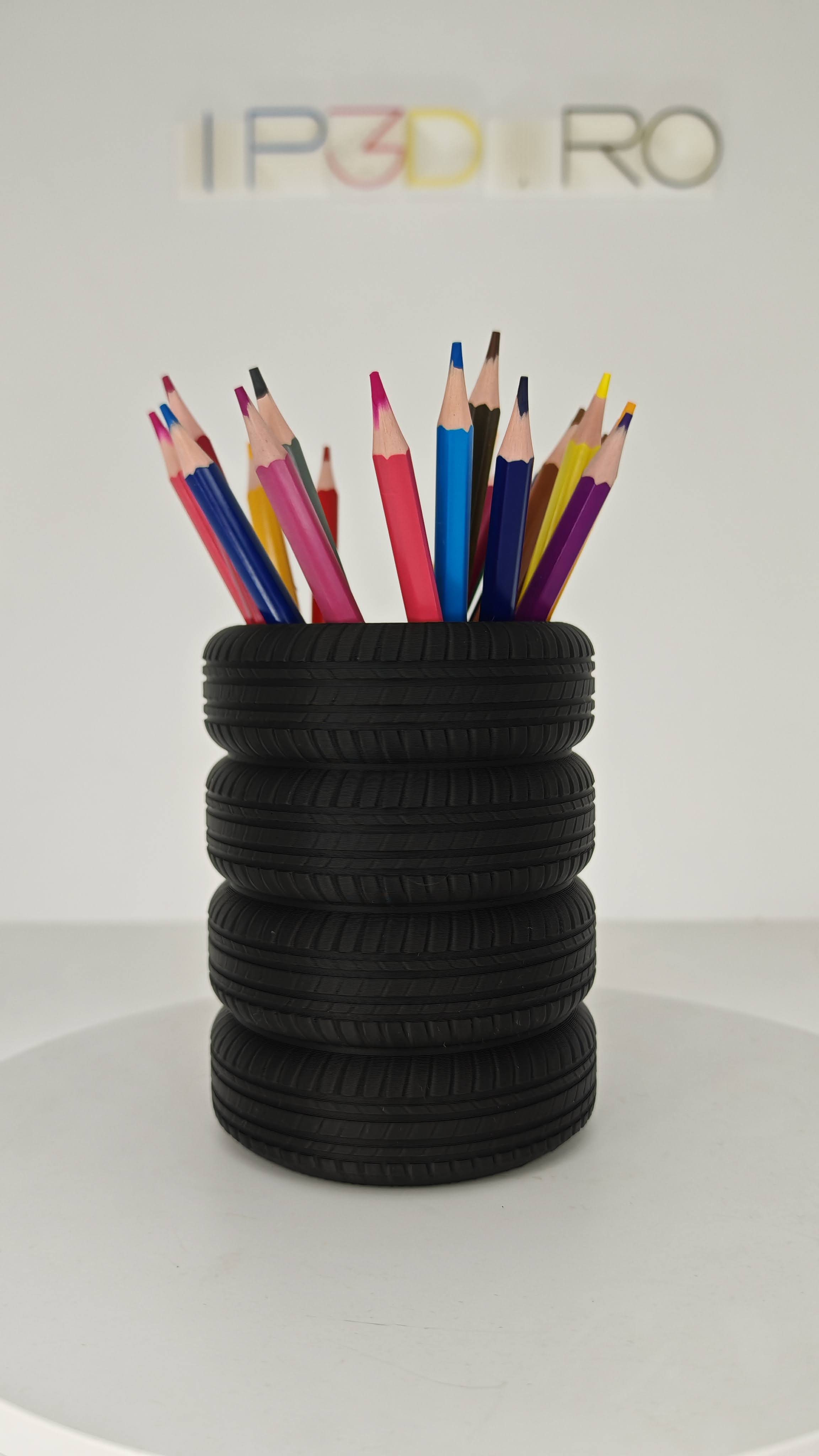 Suport „Anvelopă de Curse” – Organizator de birou pentru pasionaţi auto