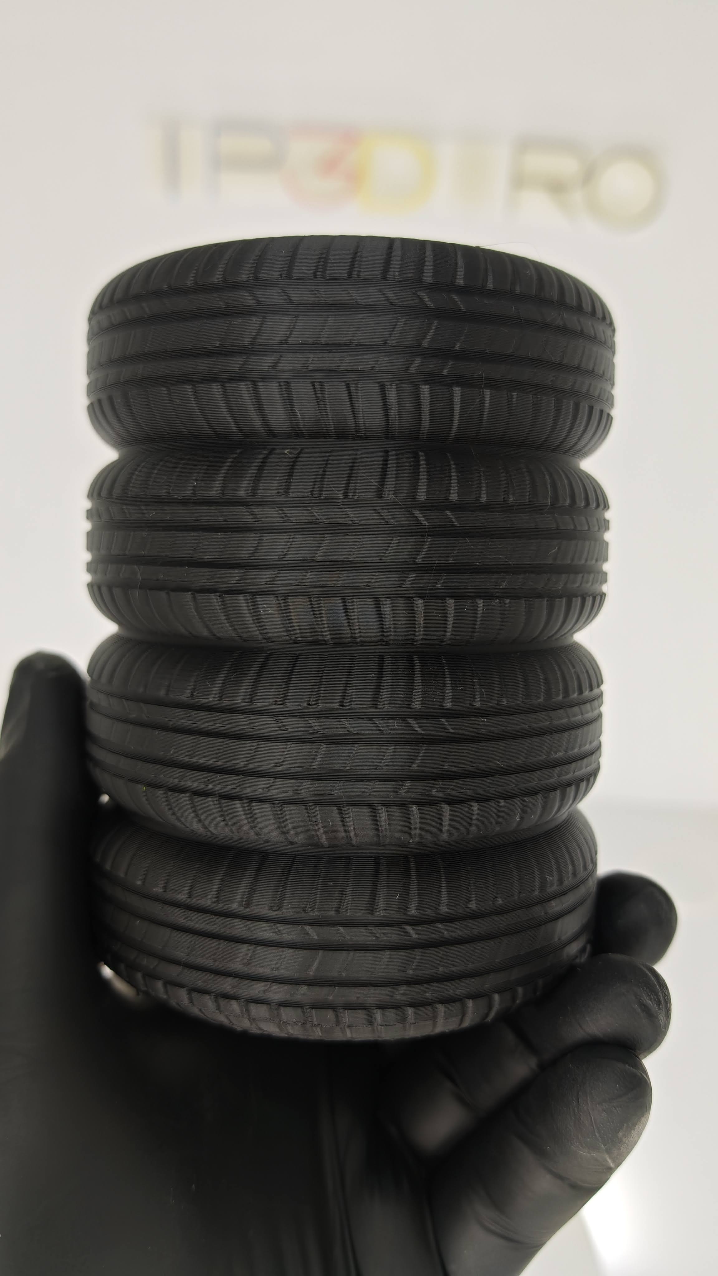 Suport „Anvelopă de Curse” – Organizator de birou pentru pasionaţi auto